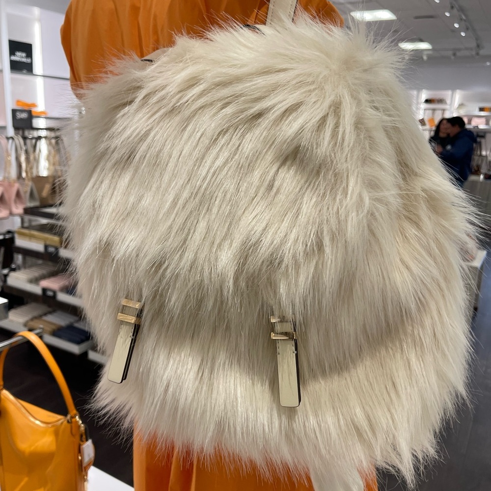 MICHAEL KORS Quinn Medium Flap Faux Fur Backpack
Natural 
NWT 

Live Style - Picture 15 of 16